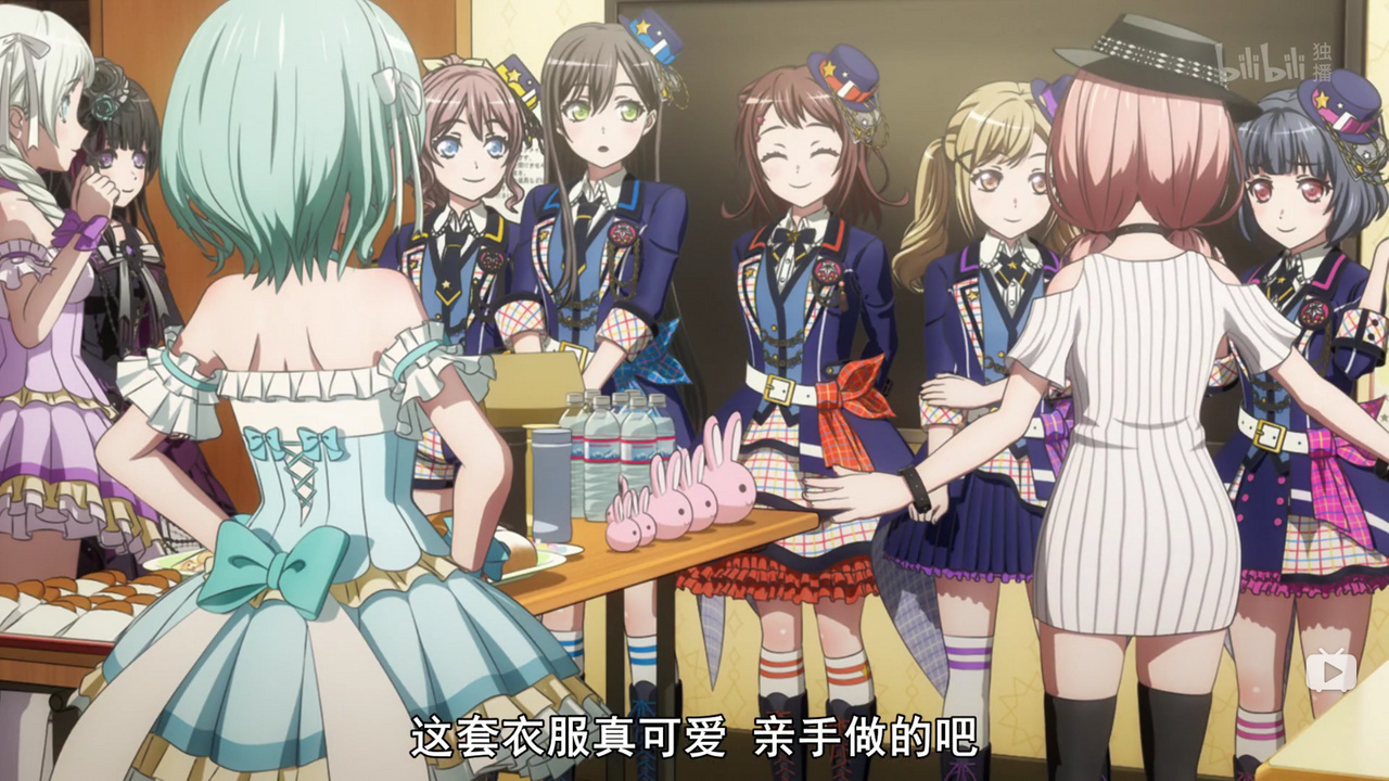 这套衣服真可爱 亲手做的吧